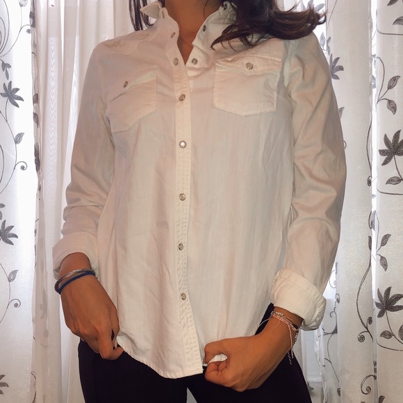 🦋Hollister White embroidered snap button down - Picture 3 of 8